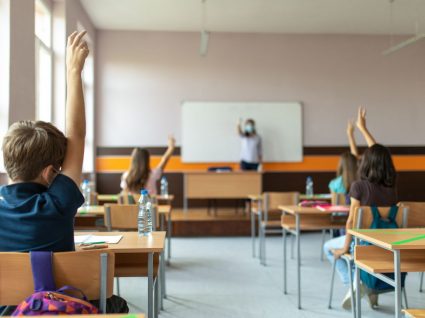 estudantes sentados numa sala de aula