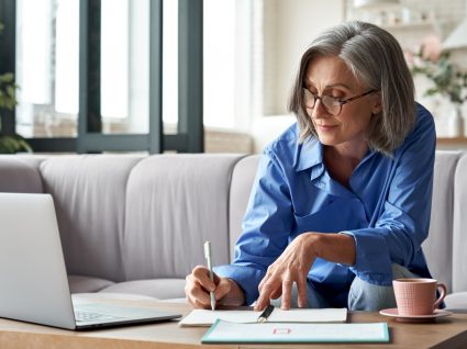 Mulher a calcular o impacto do fator de sustentabilidade na sua reforma