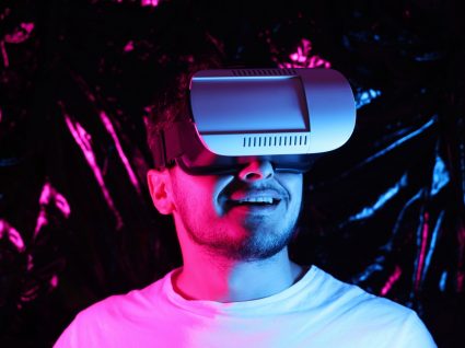 Homem com óculos VR a experimentar o metaverso