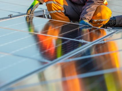 técnico a instalar painel solar