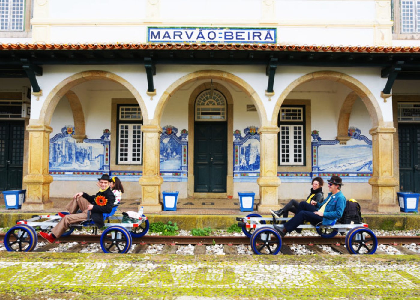 Pessoas a pedalar na Railbike Marvão