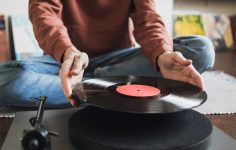Homem com discos de vinil
