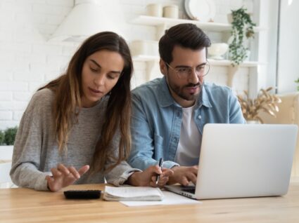 Casal a fazer contas para perceber o que fazer com o subsídio de férias