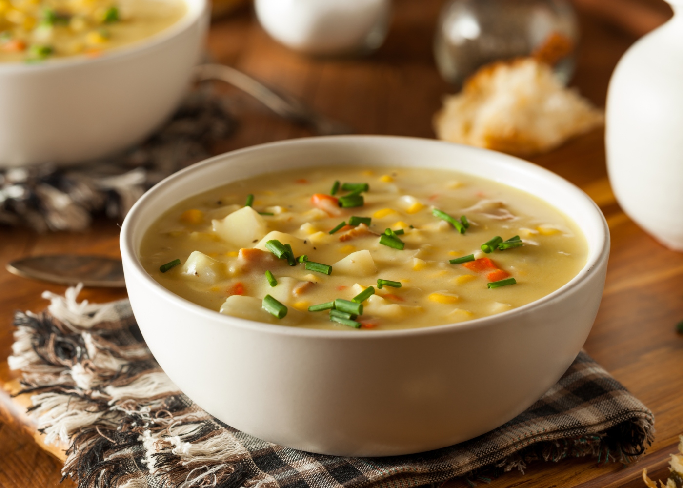 Tigela de sopa caseira em cima de mesa