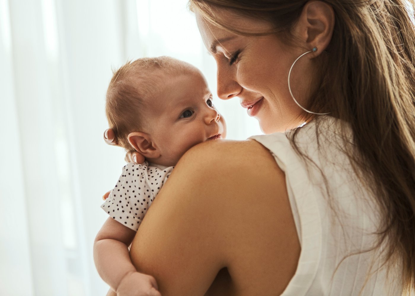 mãe com bebé ao colo