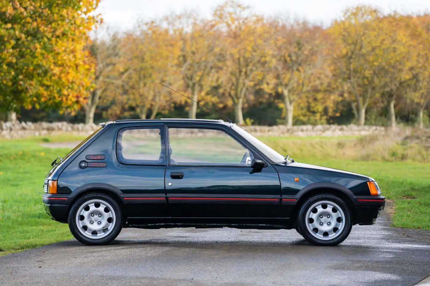 Peugeot 205 GTI preto