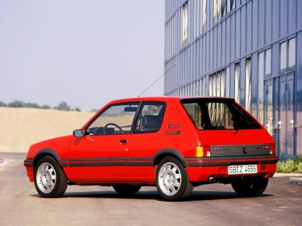 Peugeot 205 GTI vermelho