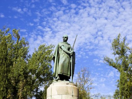 Estátua de D. Afonso Henriques, rei a partir de 5 de outubro de 1143