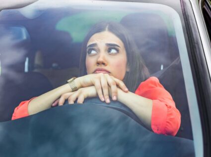 Mulher frustrada porque carro não pega