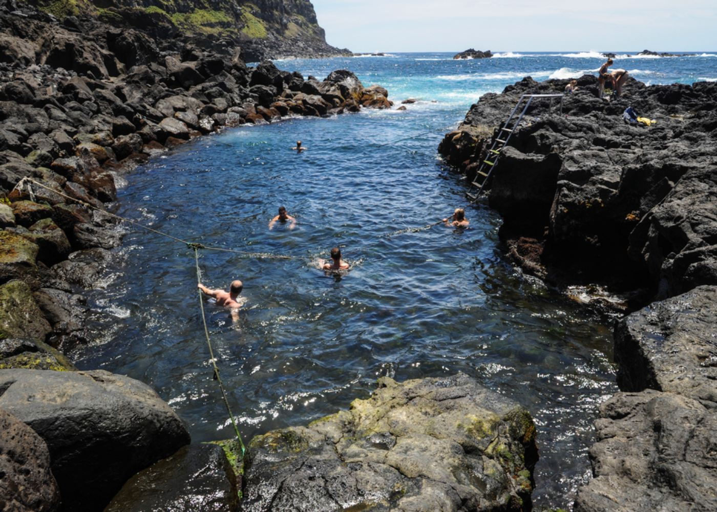 piscina natural na Ponta da Ferraria