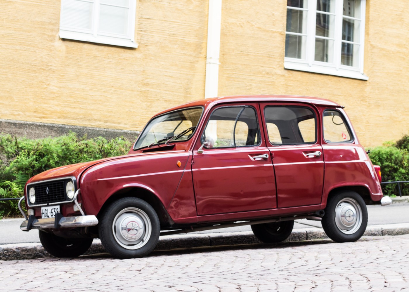 Renault 4L estacionado