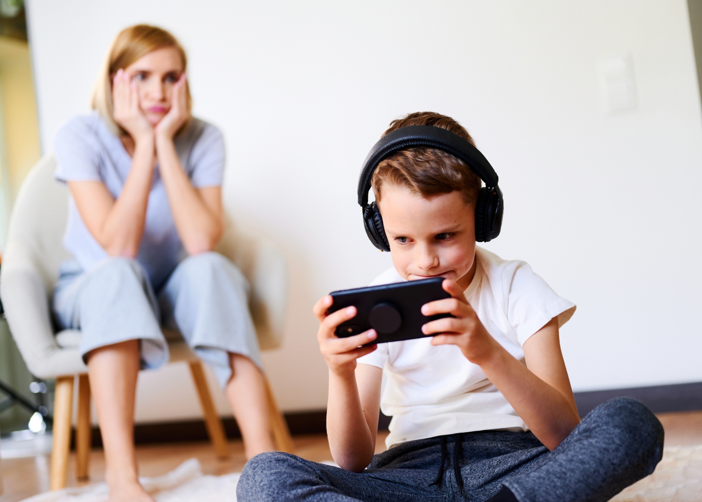 Дети с гаджетами картинки. Зависание ребенка. Зависание ребенка. Зависание ребенка. Ребенок расшиб подбородок.