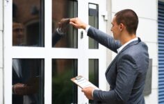 Homem de uma empresa de cobrança