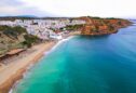 Vista da praia do Burgau