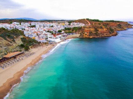 Vista da praia do Burgau