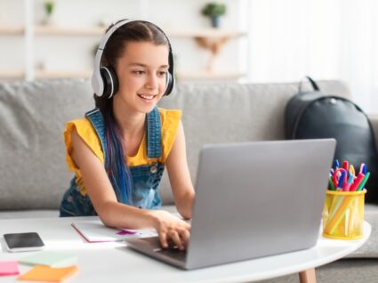 Aluna a utilizar a Escola Virtual