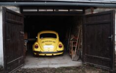 Carro parado na garagem