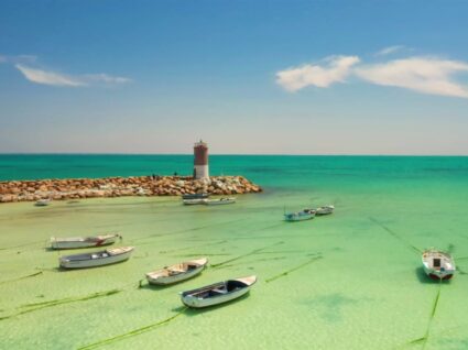 barcos no mar em djerba