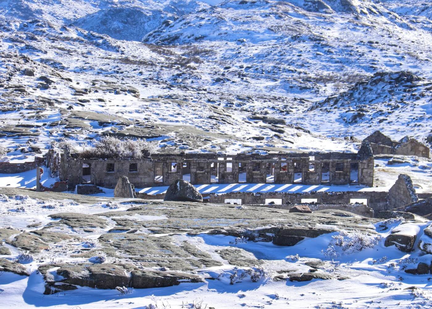 neve nas ruínas das minas dos carris