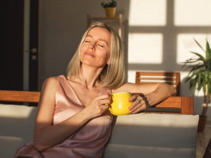 Mulher radiante aos 40 anos