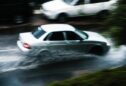 carro em aquaplanagem
