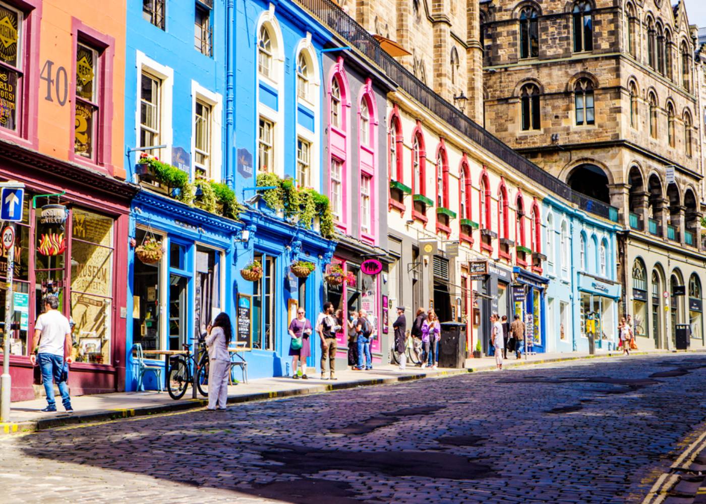 rua colorida em Edimburgo