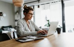 mulher a ser mais produtiva em teletrabalho