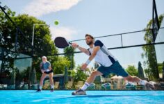 casal a jogar padel