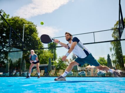 casal a jogar padel