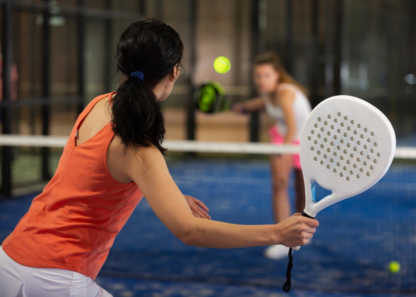 Mulher a jogar padel