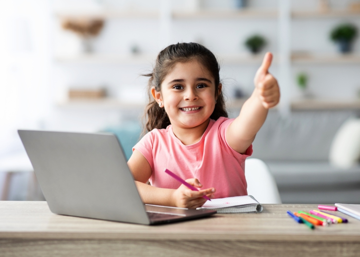 criança a a estudar na Escola Virtual