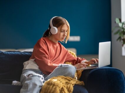 adolescente a estudar na escola virtual