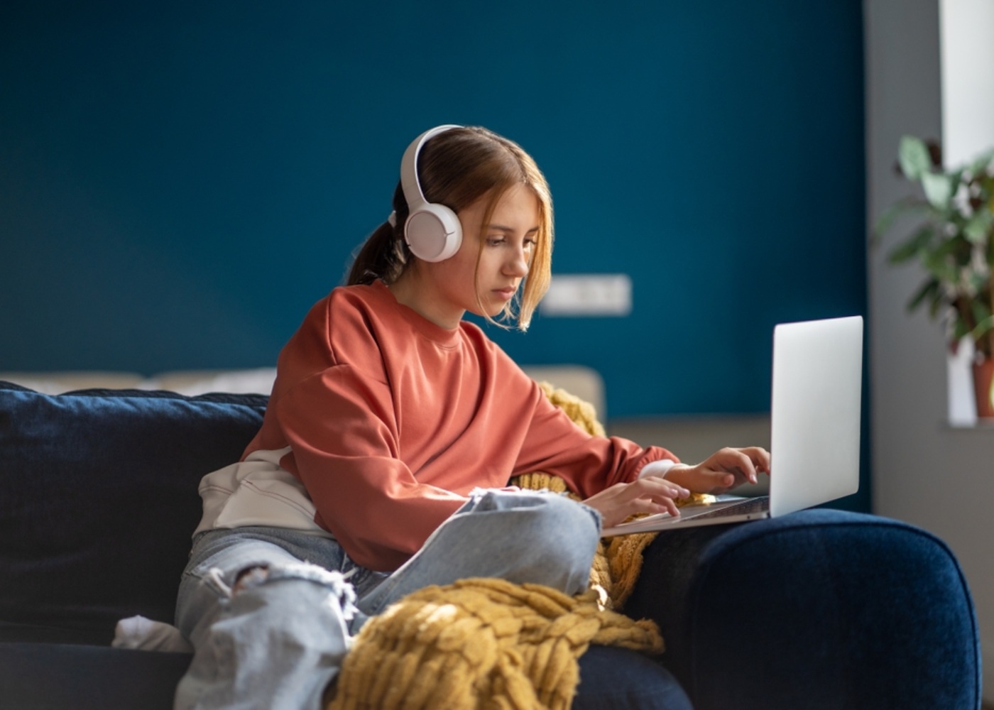 adolescente a estudar na escola virtual