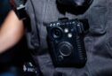 Agente da polícia com bodycams