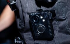 Agente da polícia com bodycams