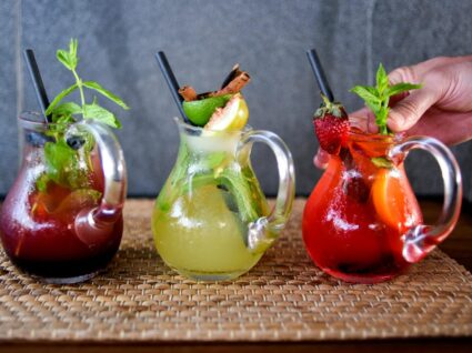 Sangria de espumante e frutos vermelhos