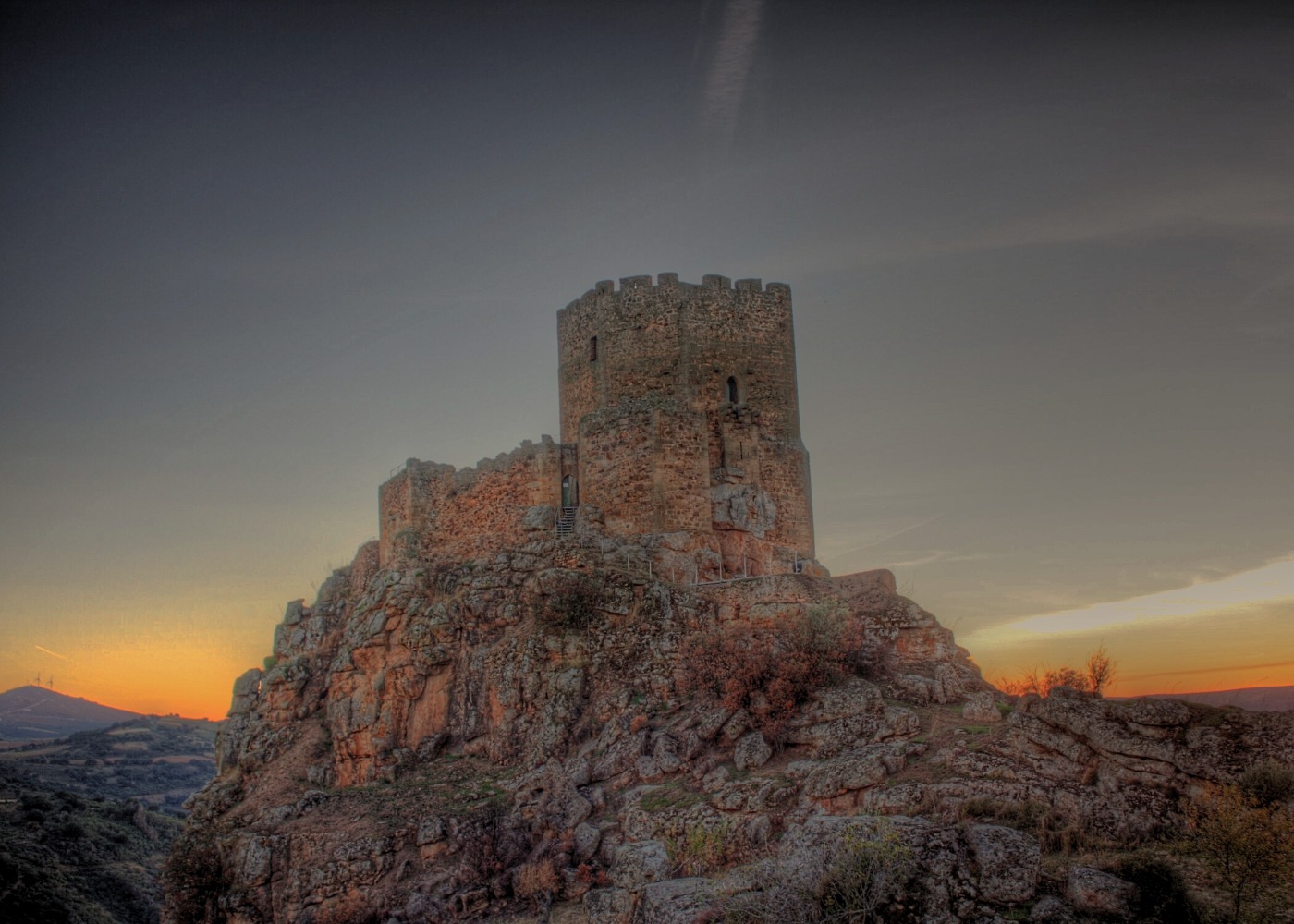 pôr do sol no Castelo de Algoso