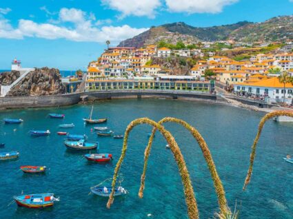Câmara de lobos uma das cidades costeiras em portugal