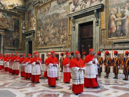 Início do conclave no Vaticano