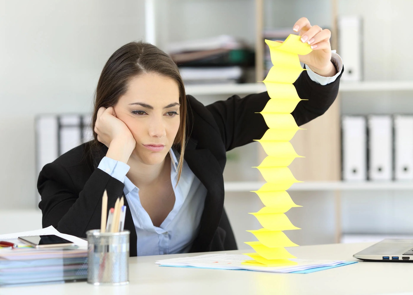 Mulher entediada no local de trabalho