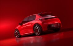 Traseira do Peugeot E-208 GTi