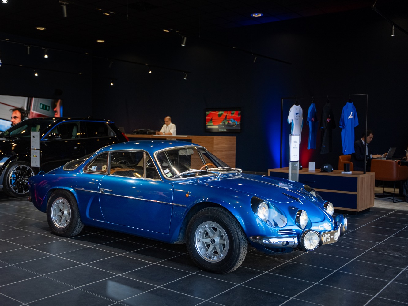carro na Alpine Store Porto
