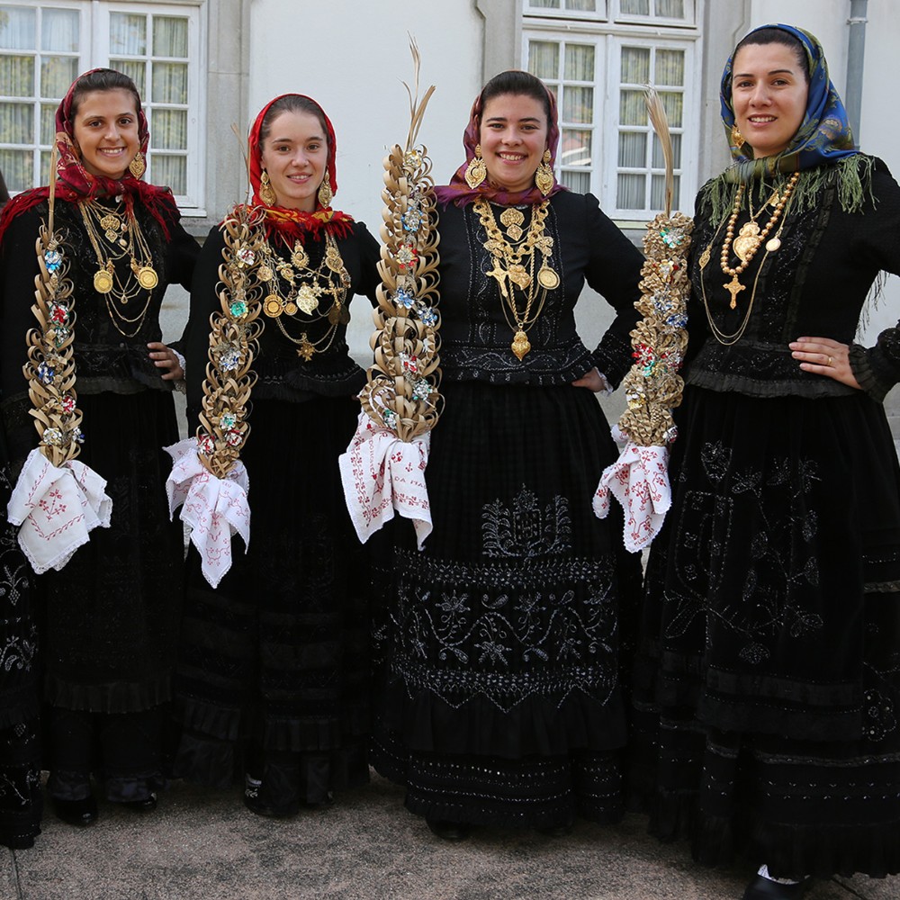 mulheres na romaria da senhora d'agonia