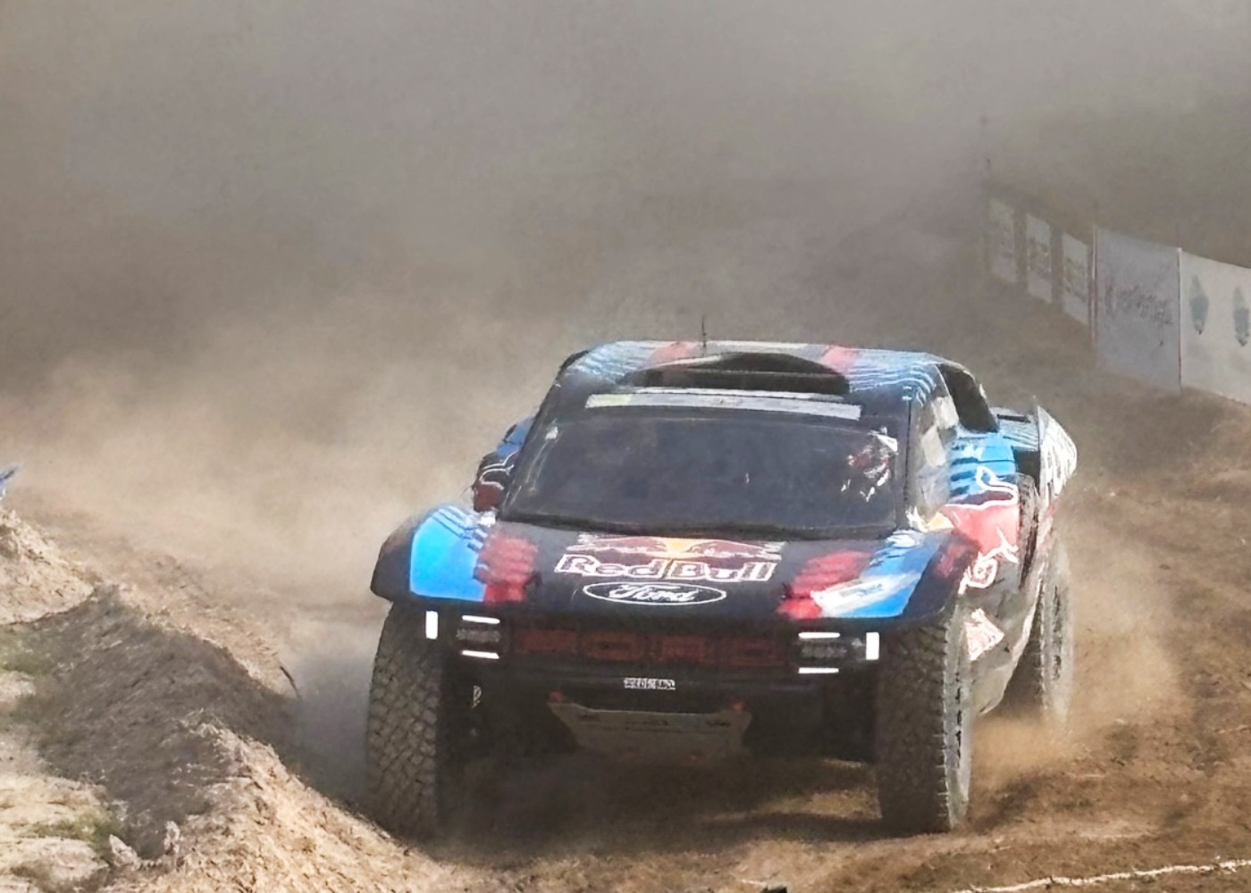 carro em prova no rally raid