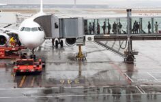 passageiros a entrar pelo lado esquerdo do avião