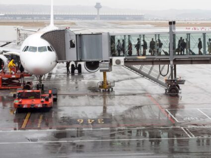 passageiros a entrar pelo lado esquerdo do avião
