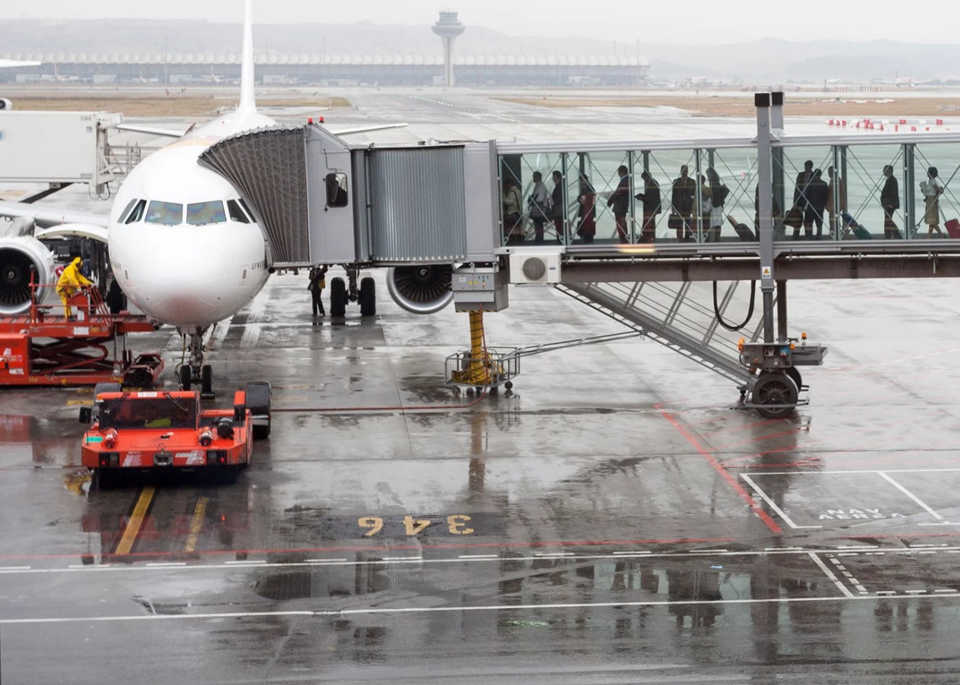 passageiros a entrar pelo lado esquerdo do avião