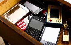 gaveta com lixo eletrónico