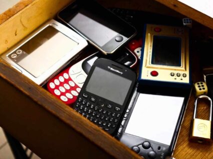 gaveta com lixo eletrónico