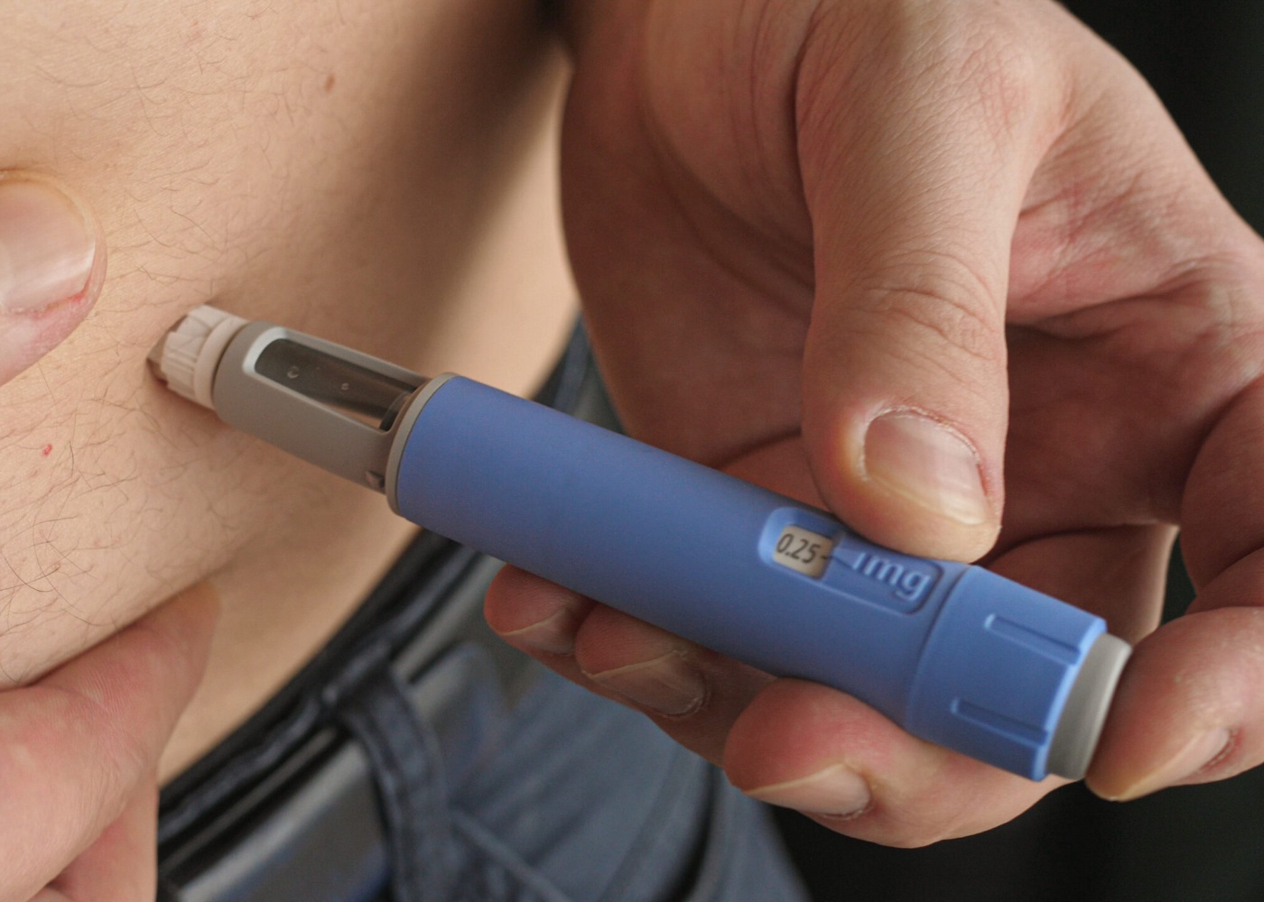 homem com canetas injetáveis